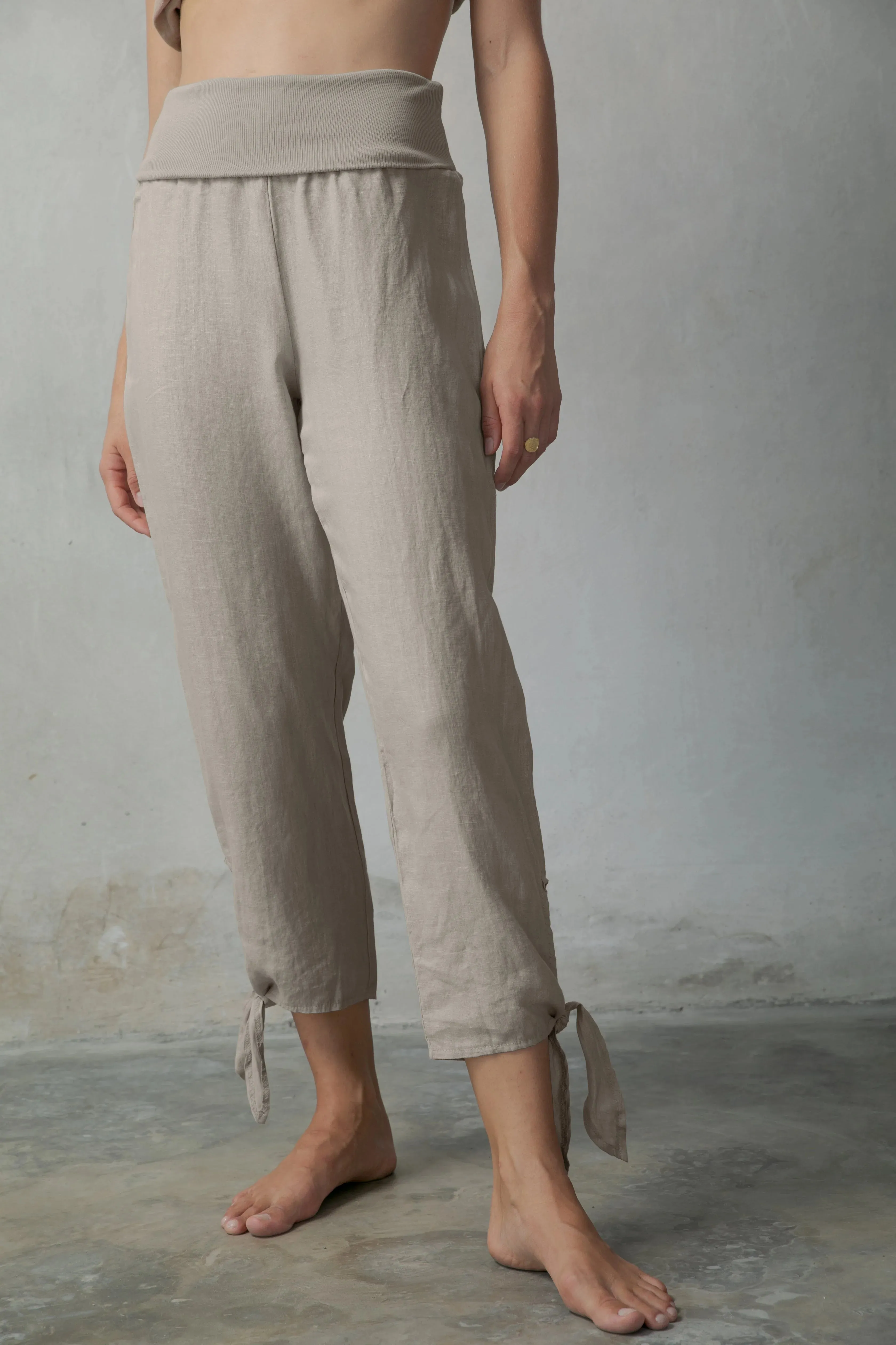 Relaxed Pallocino Top   Tie-Knot Capri Pants Oatmeal